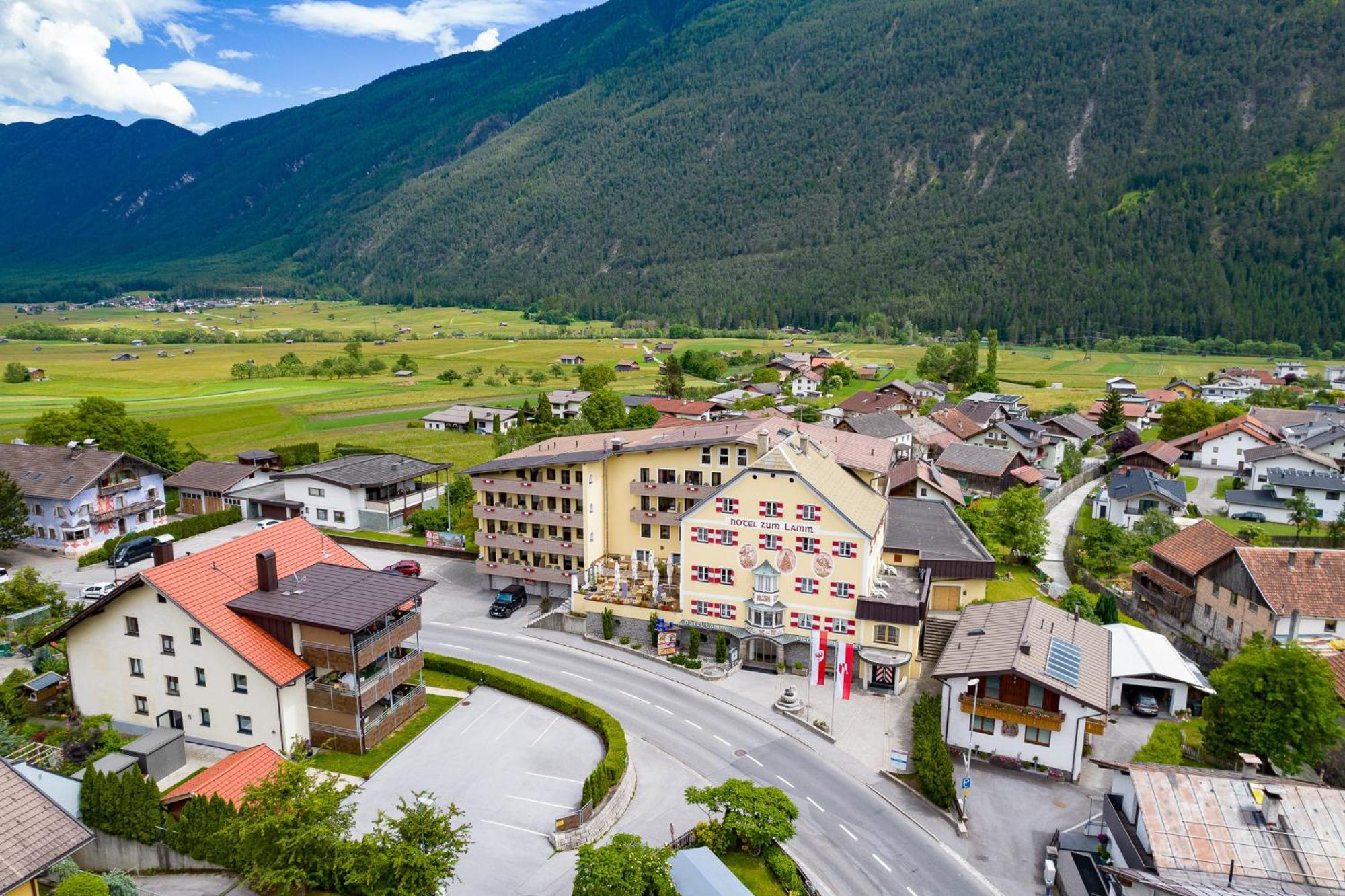 Hotel Zum Lamm Tarrenz Exteriör bild