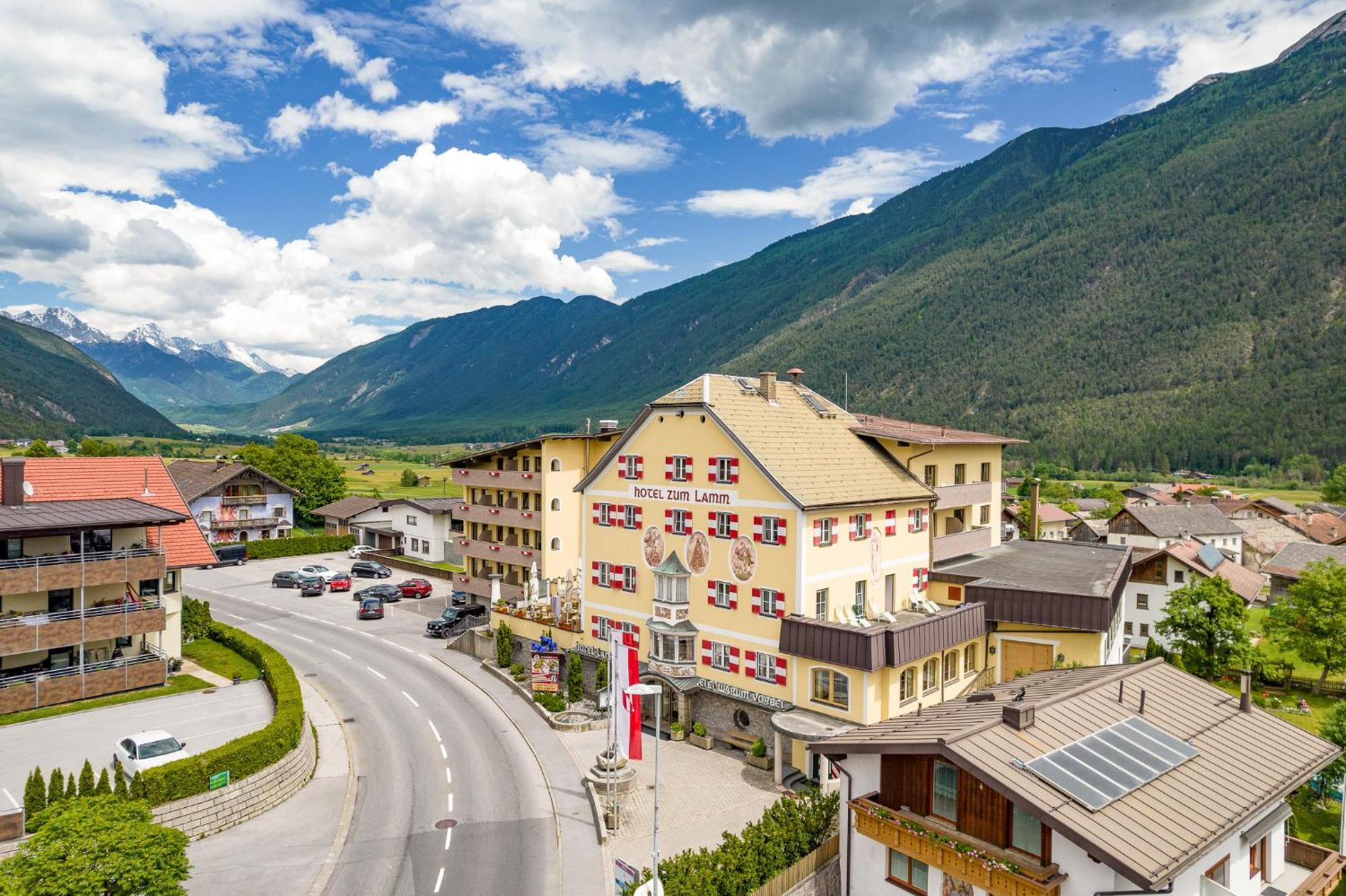 Hotel Zum Lamm Tarrenz Exteriör bild