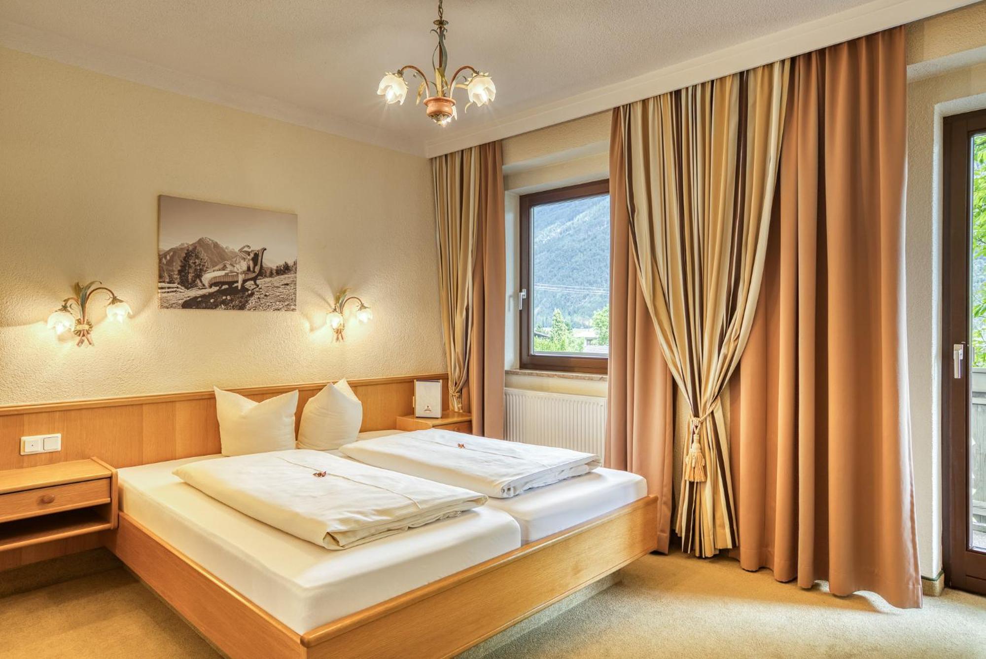 Hotel Zum Lamm Tarrenz Exteriör bild